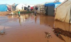 غرق عدة خيم للنازحين بريف حلب الشمالي جراء الأمطار الغزيرة